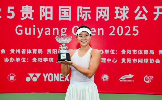 官方：布莱顿签下奥林匹亚科斯后卫科斯蒂尼亚，双方签约5年